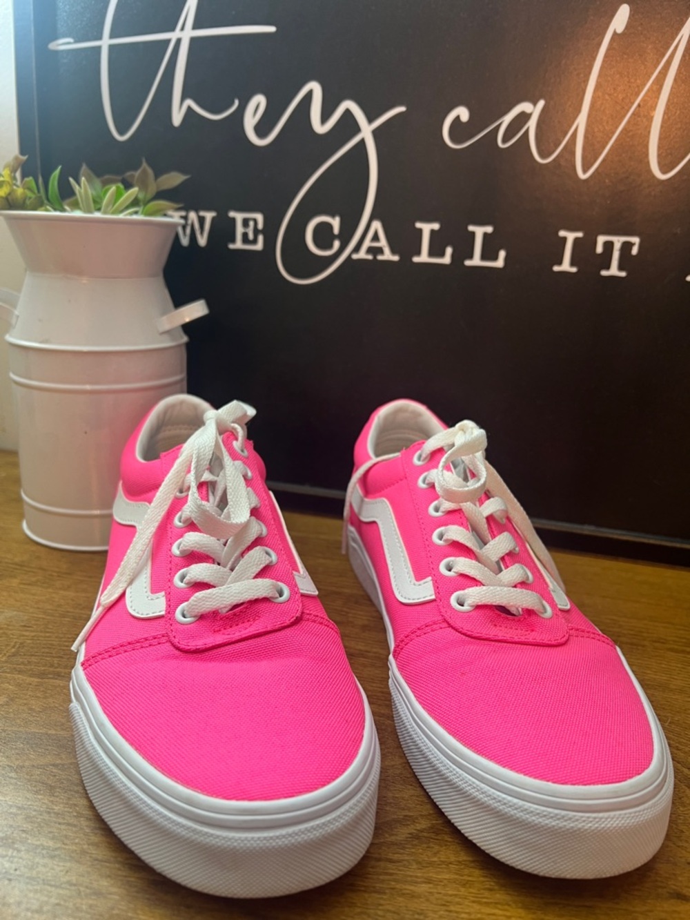 Vans Women Ward in Neon Hot Pink Canvas Low-Top sneakers
